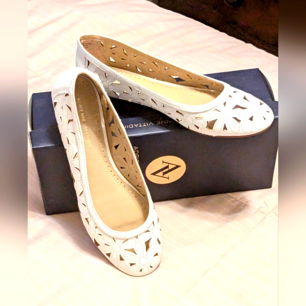Adrienne Vittadini White floral cutout ballet flats size 7